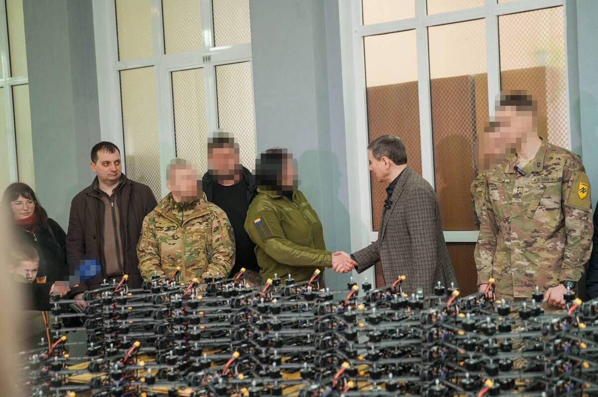 400 FPV-дронів, 540 окопних свічок та маскувальні сітки: Міжрегіональний координаційний гуманітарний штаб передав чергову допомогу захисникам