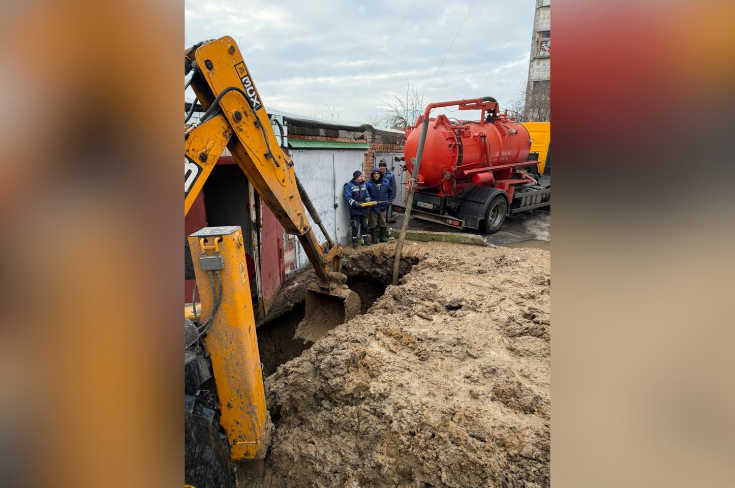 У Вінниці понад десять багатоповерхівок залишилися без води: труба лопнула під гаражами