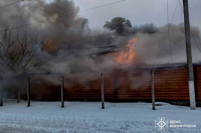 Полум’я охопило будинок і гаражі: на Вінниччині сталася масштабна пожежа через пічне опалення