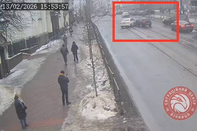 У Вінниці зіткнулися Volkswagen і Skoda: момент аварії потрапив на камери (відео)