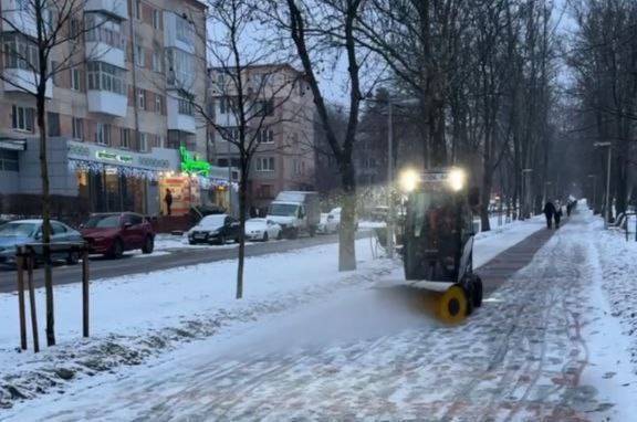 У Вінниці понад 50 одиниць техніки та сотні працівників ліквідовують наслідки негоди