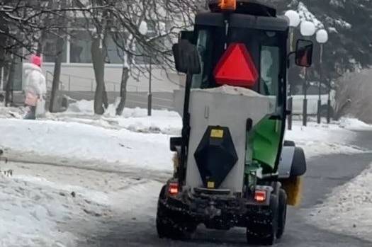 Морози випробовують Вінницю: дороги і тротуари активно обробляють від ожеледиці