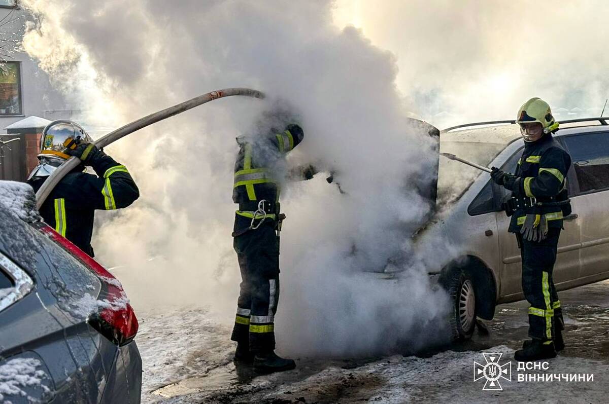 У Вінниці загорівся легковик: рятувальники назвали причину пожежі