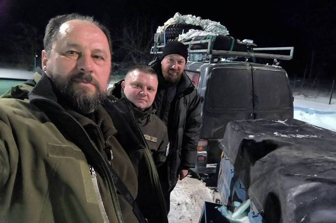 Клірики ПЦУ доставили гуманітарний вантаж для військових на Харківщині (фото)