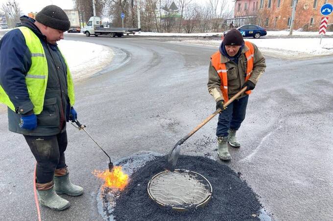 Холодний асфальт та рециклери: як у Вінниці взимку рятують дороги від руйнування