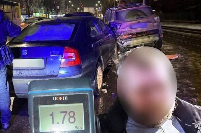 Через п'яного водія у Вінниці зіткнулися чотири автівки