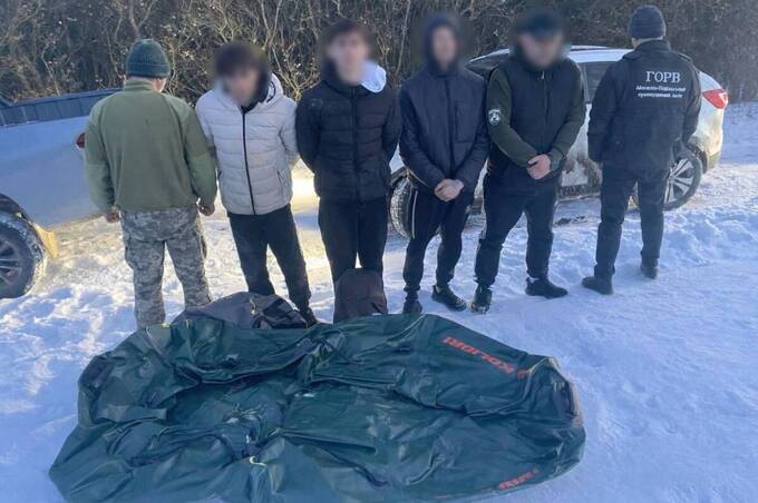 Брати-близнюки з Хмельниччини намагалися втекти до Молдови через крижаний Дністер (відео)