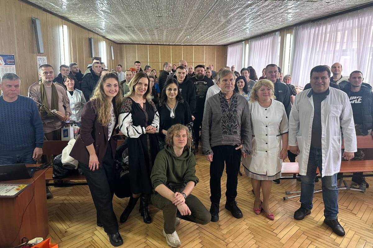 Олег Скрипка завітав до вінницького ліцею та разом з учнями відвідав поранених захисників