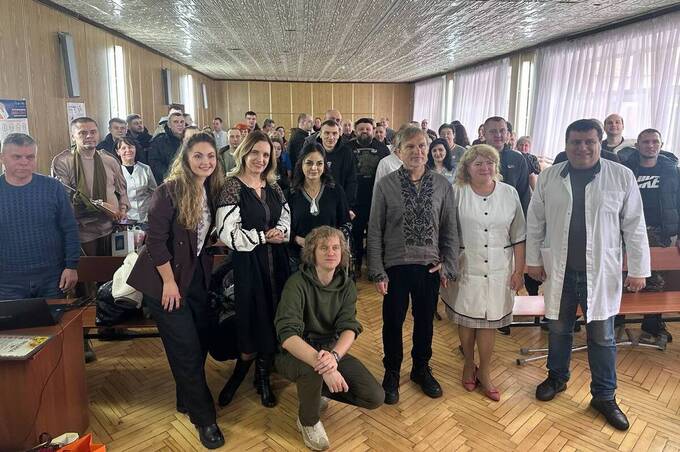 Олег Скрипка завітав до вінницького ліцею та разом з учнями відвідав поранених захисників