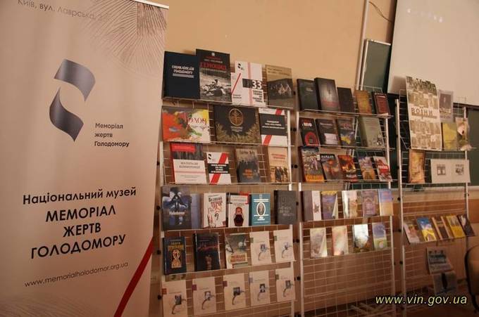 Вінницьким бібліотекам та вишам передали понад 60 найменувань книг з історії Голодомору в Україні 