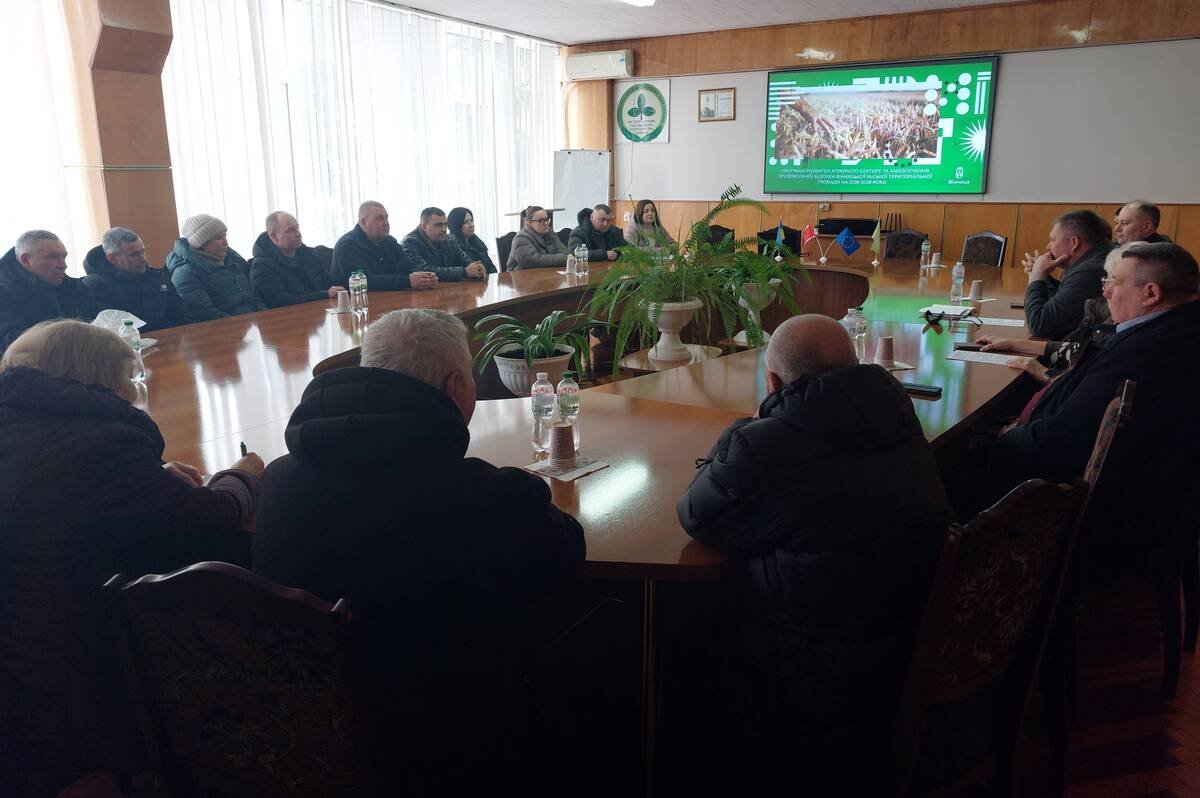 Пасічники й аграрії за одним столом: у Вінниці обговорили правила обробки полів і підтримку галузі