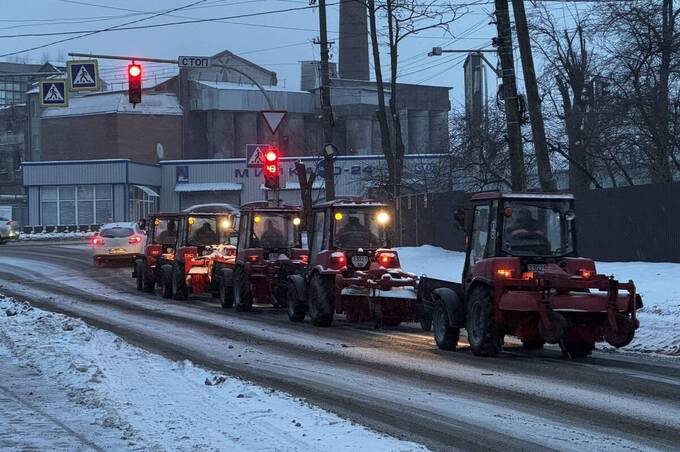 Майже 400 працівників та спецтехніка прибирають сніг на вулицях Вінниці