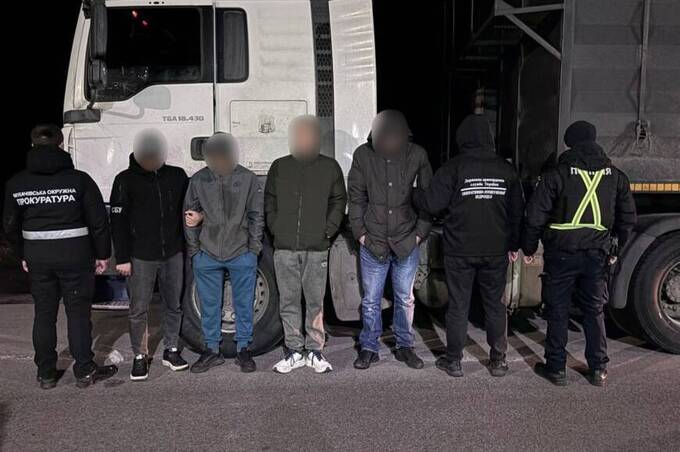 Перевозив чоловіків у вантажівці MAN до Угорщини: на Закарпатті затримали 30-річного вінничанина