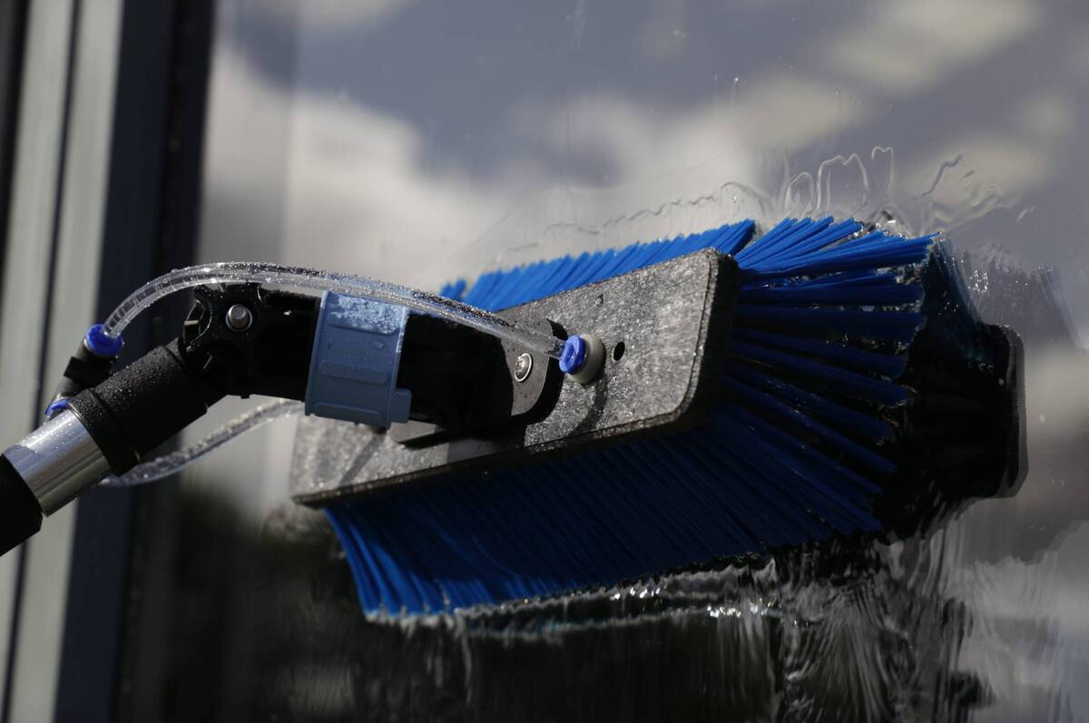 Щітки для миття вікон: чисті шибки без розводів і зайвих зусиль