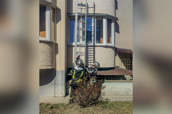 У Вінниці рятувальники через балкон потрапили до квартири, щоб визволити жінку з дитиною