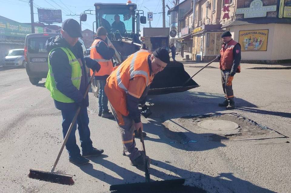 Дорожні служби Вінниці продовжують аварійний ремонт автошляхів після складної зими
