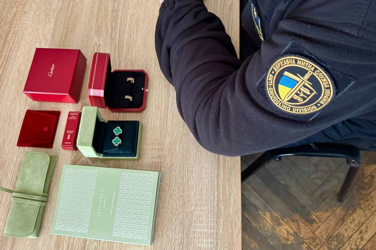 Брендові сережки без декларації: на кордоні з Молдовою митники виявили порушення