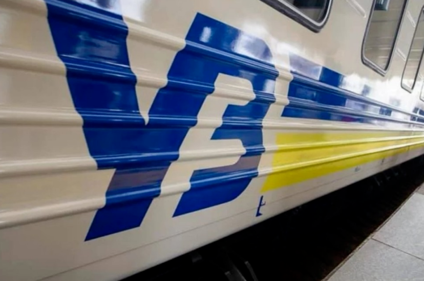 Чому поїзди іноді зупиняються: в Укрзалізниці пояснили правила безпеки під час війни