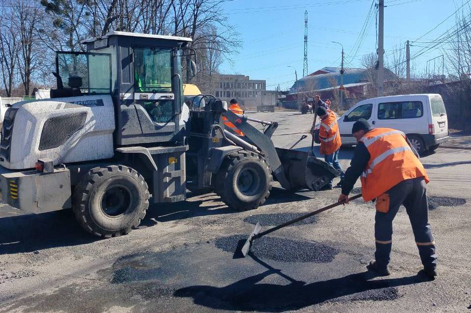Сім бригад шляховиків виконують аварійний ремонт доріг у Вінниці