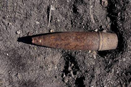 На узбіччі дороги біля Пултівців знайшли артснаряд часів Другої світової