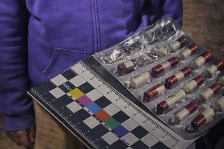 Поліція затримала 20-річного чоловіка з підозрілими капсулами у Вінниці