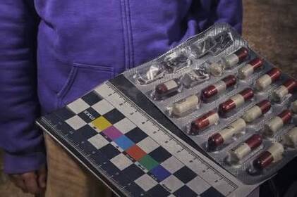 Поліція затримала 20-річного чоловіка з підозрілими капсулами у Вінниці