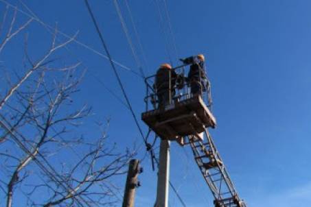 Вінницькі енергетики активно розчищають дерева в охоронних зонах електромереж