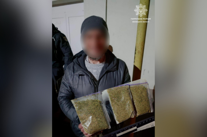 У центрі Вінниці патрульні виявили у чоловіка ймовірно наркотичні речовини