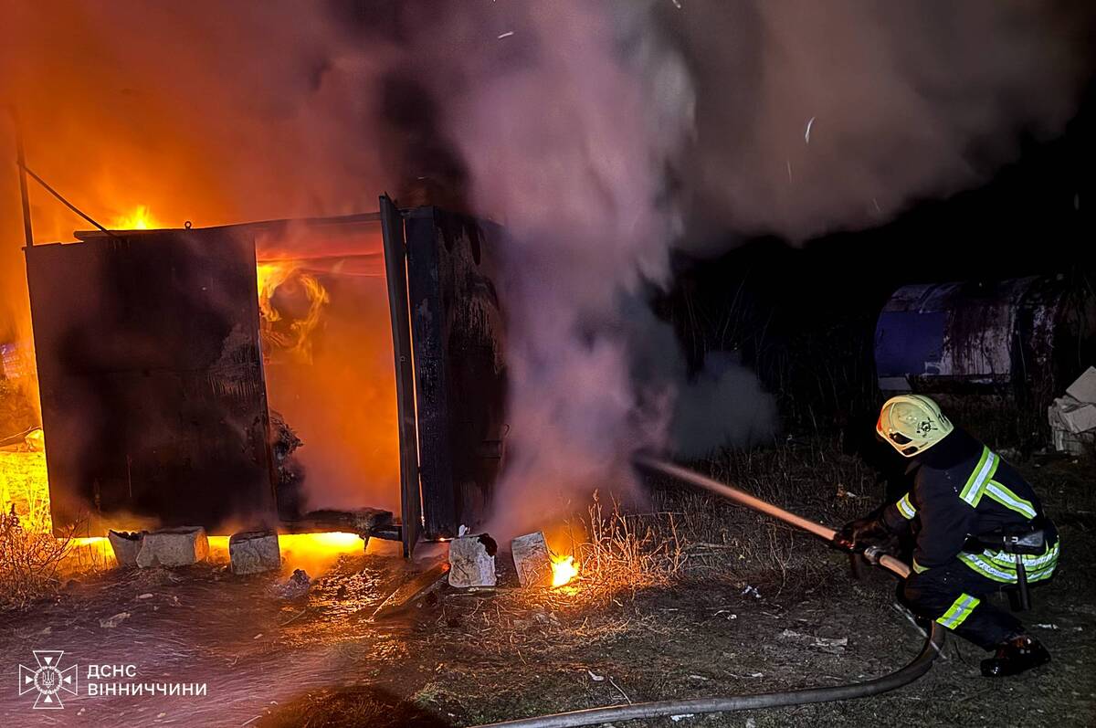На Вінниччині сталися кілька пожеж: горіли авто, комбайн і вагончик на підприємстві