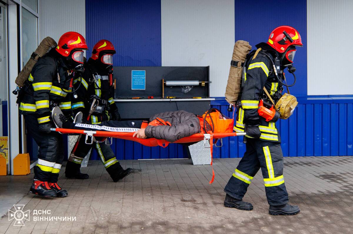 У Вінниці рятувальники провели масштабні навчання у будівельному гіпермаркеті: як це було