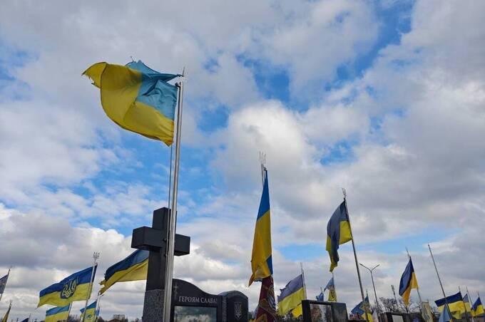 У Вінниці на Алеї Слави оновлюють прапори: як доглядають за місцями пам’яті