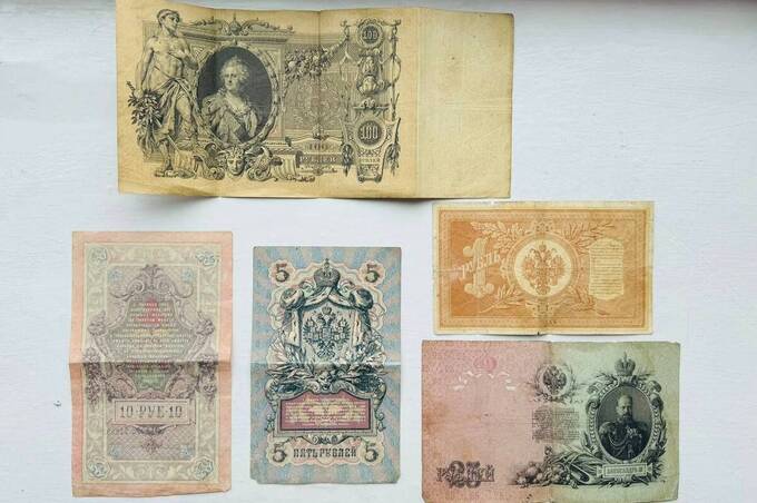 Вінницькі митники завадили вивезенню антикварних банкнот до Молдови (фото)