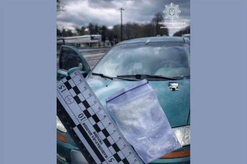 На трасі поблизу Вінниці затримали нетверезого водія з пакетиком кристалічної речовини