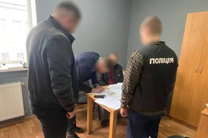 Підрядник завищив ціни на ліфти для лікарні та привласнив понад 400 тис грн