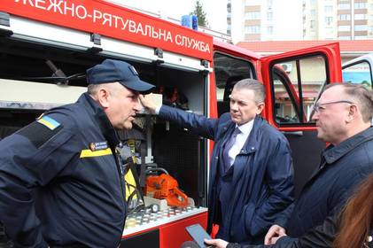 Бійцям ДСНС подарували нову пожежно-рятувальну техніку 
