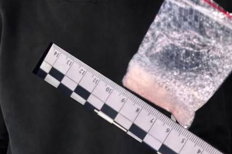 На трасі М-30 патрульні зупинили нетверезого водія з пакунком наркотиків