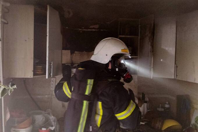 Рятувальники Вінниччини загасили пожежу у квартирі багатоповерхівки після займання витяжки