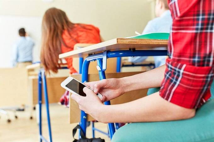 Смартфони у школах можуть заборонити: у Раді готують нові обмеження для учнів