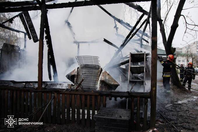 У Вінниці горіла альтанка серед багатоповерхівок: густий чорний дим налякав мешканців