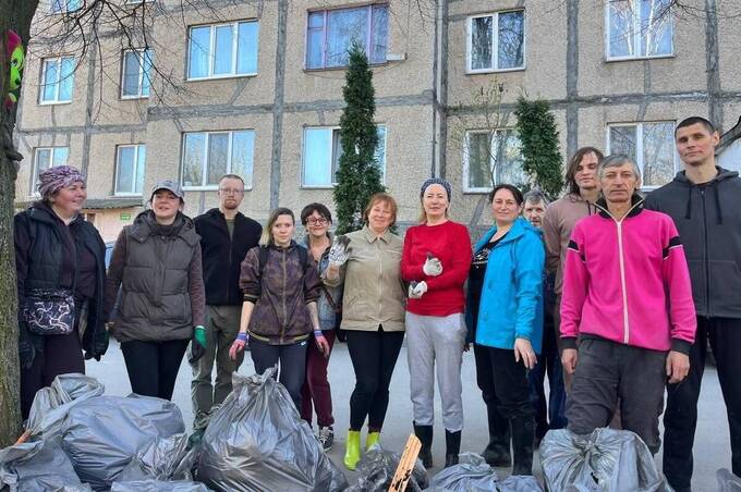 У Вінниці волонтери та мешканці ОСББ влаштували велике прибирання малої річки Скельна