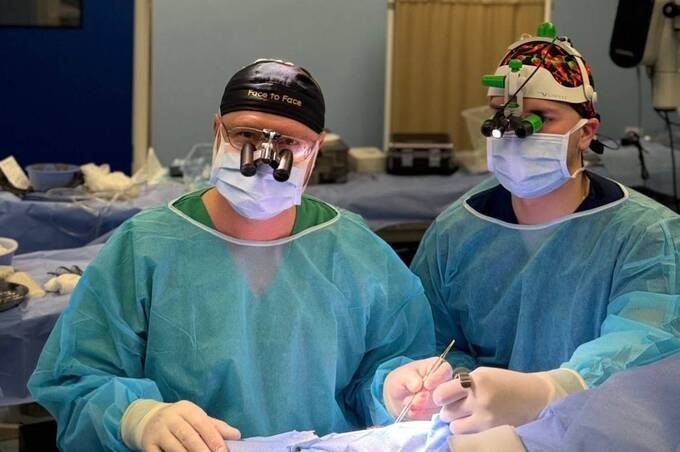 Вінницькі хірурги провели складну реконструкцію обличчя після важких опіків (фото)