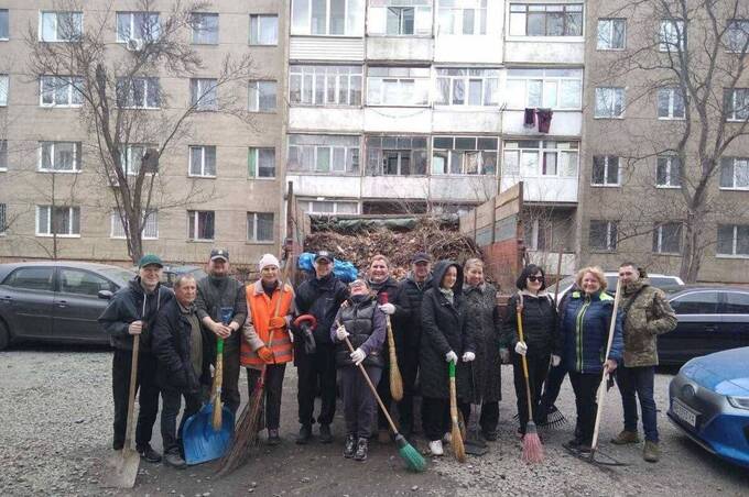 Вінничани вийшли на толоки: як місто масово наводить лад у дворах