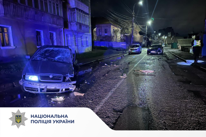 Двоє людей отримали травми у нічній аварії на одній із вулиць Вінниці