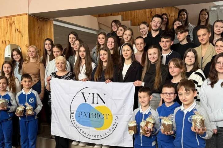 Вінницькі школярі передали великодні пакунки захисникам у лікарнях