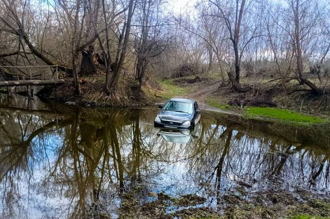 Водій застряг посеред водойми під час спроби перетнути річку на авто