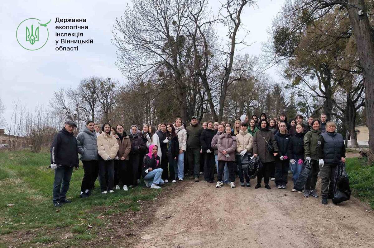 У Вінниці екоінспектори разом зі студентами-медиками прибрали берег Південного Бугу