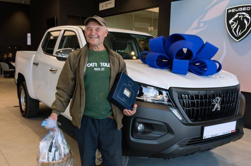 Чоловіку з Донеччини, який розчулив українців своєю евакуацією, подарували нове авто