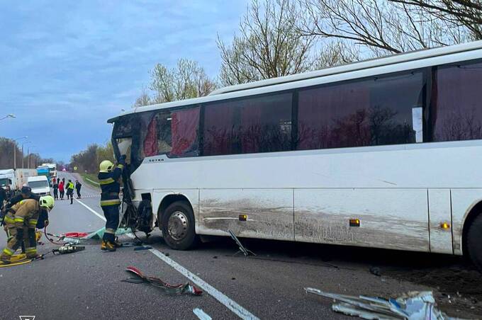 Рятувальники Вінниччини деблокували постраждалих та ліквідували наслідки смертельної ДТП (фото)