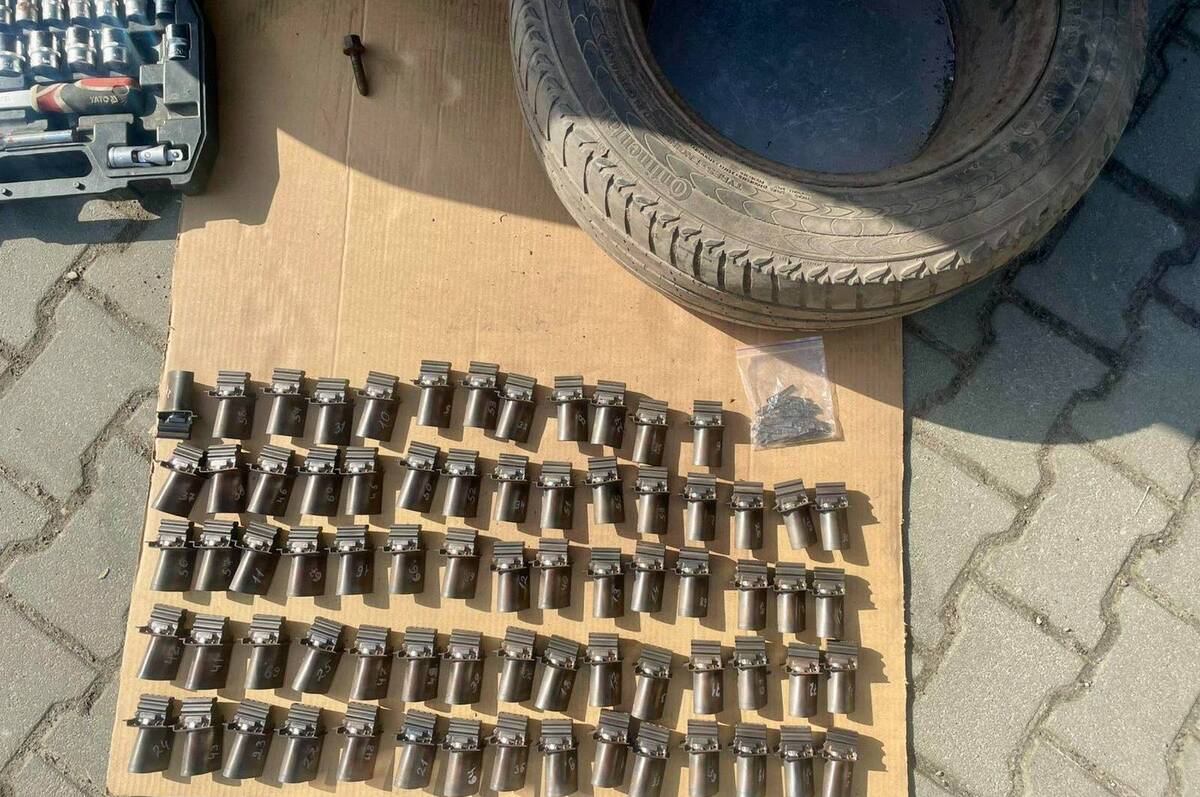 Винахідливий водій намагався приховати авіаційні деталі у запасному колесі (відео)