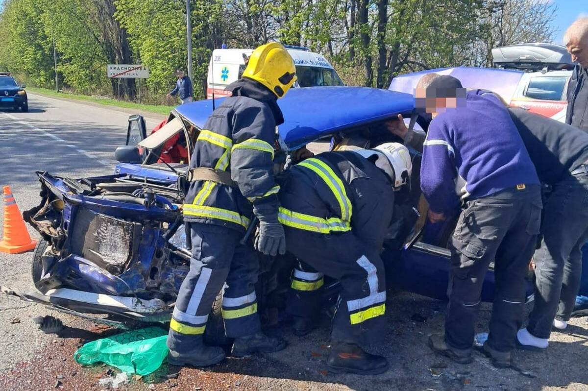 Рятувальники деблокували літніх людей з понівеченого авто після ДТП на Вінниччині